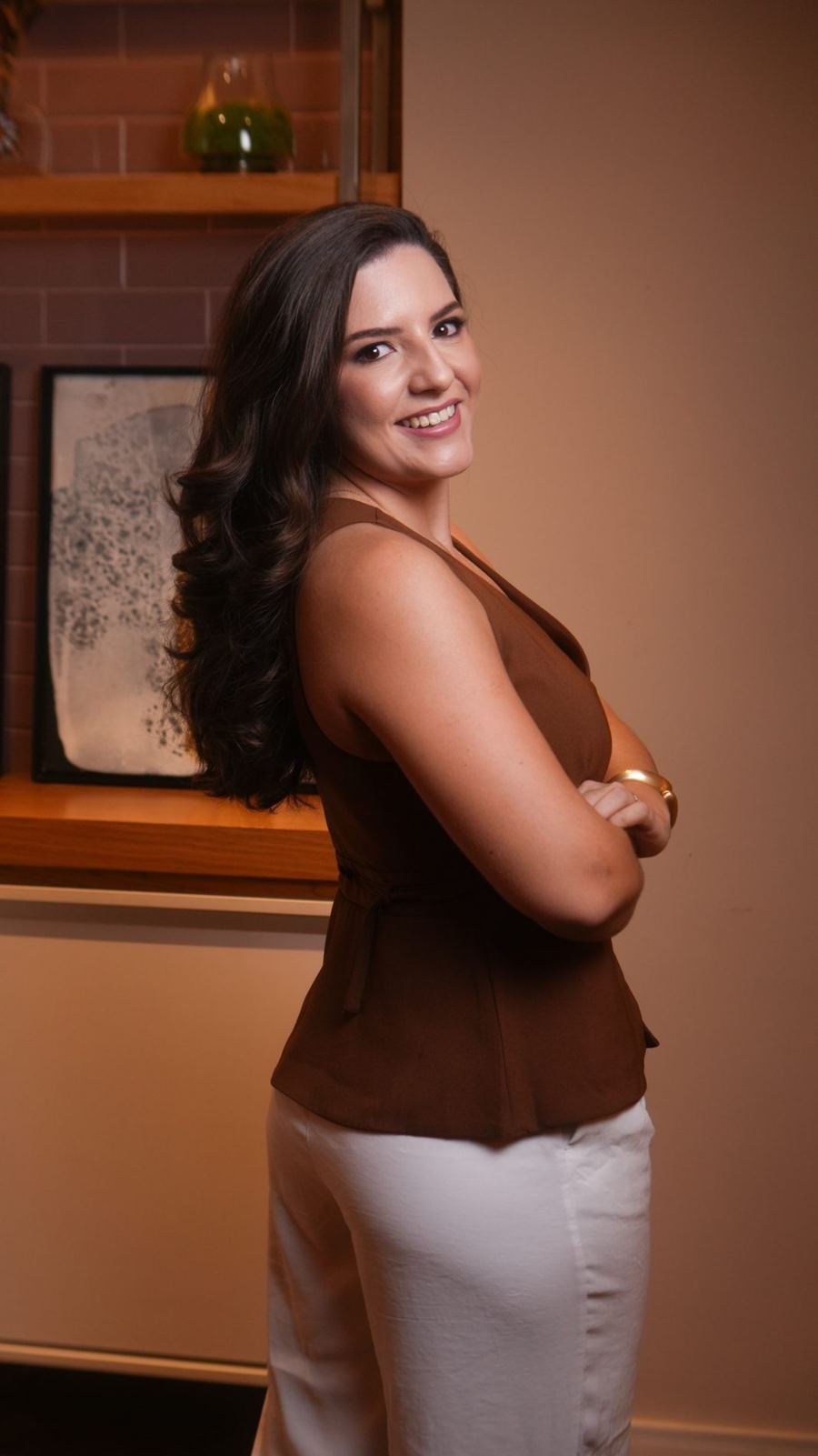 Dra. Mariana Amanajás de blusa marrom, de braços cruzados